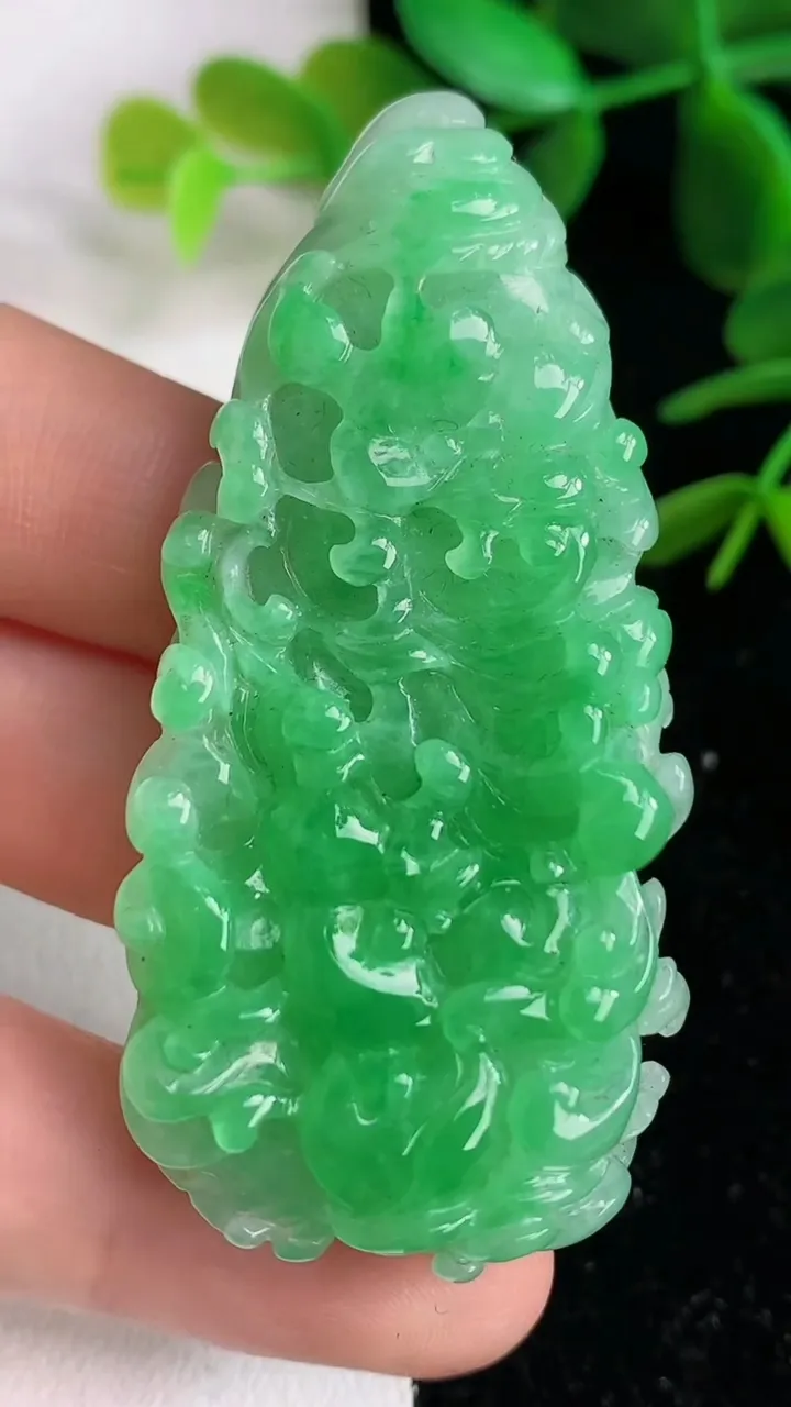 天然A货翡翠白菜吊坠，尺寸58.8-27.7-14.4，重量:38.24g
6月9日