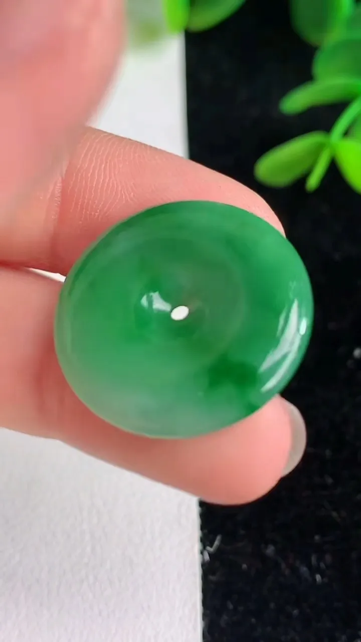 天然A货翡翠平安扣吊坠，尺寸23-3.8，重量:4.55g
6月9日