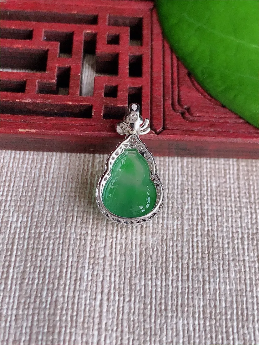 天然A货翡翠18K金伴满绿葫芦吊坠 尺寸21×11.3×6.5裸石12×9m量1.75g 0608