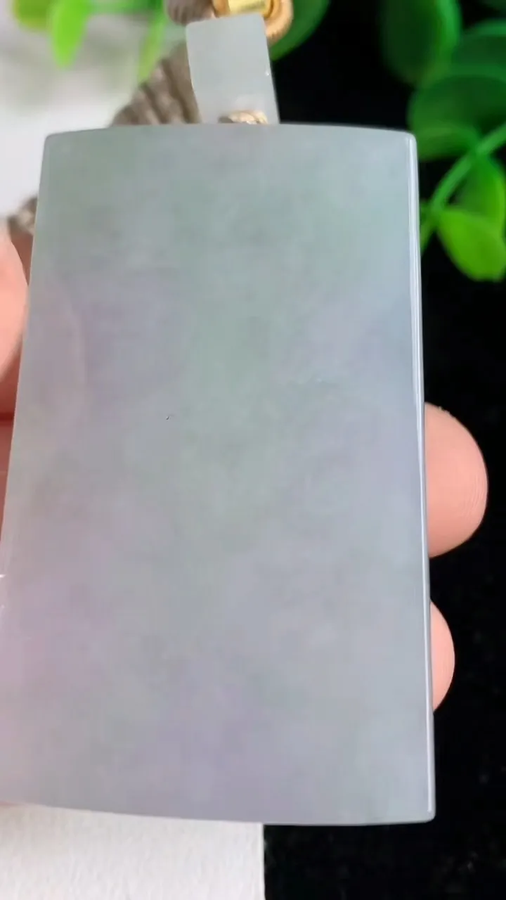 天然A货翡翠飘花仿古无事牌吊坠 ，尺寸52.7-33-6，重量:39.75g
6月9日