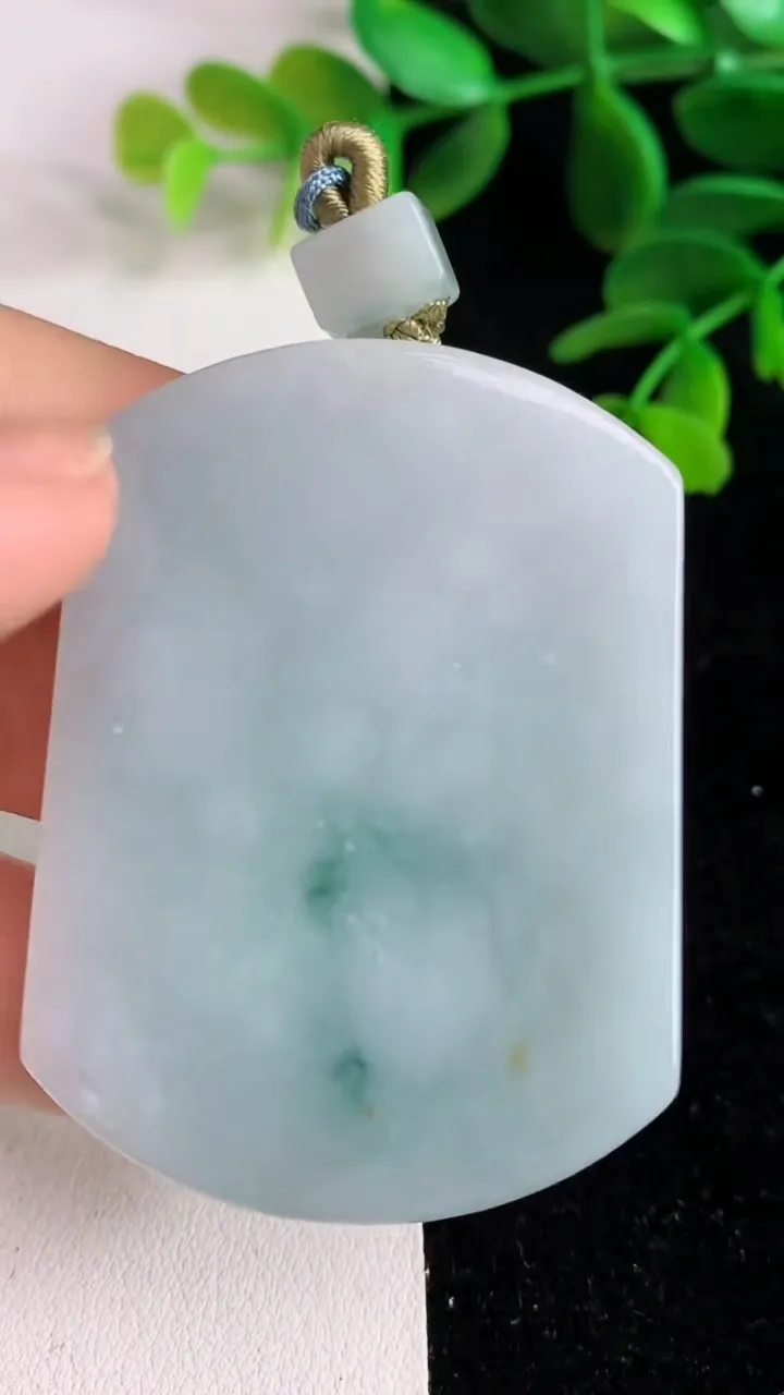 天然A货翡翠飘花无事牌吊坠 ，尺寸42.8-39-6.4，重量:41.03g
6月9日