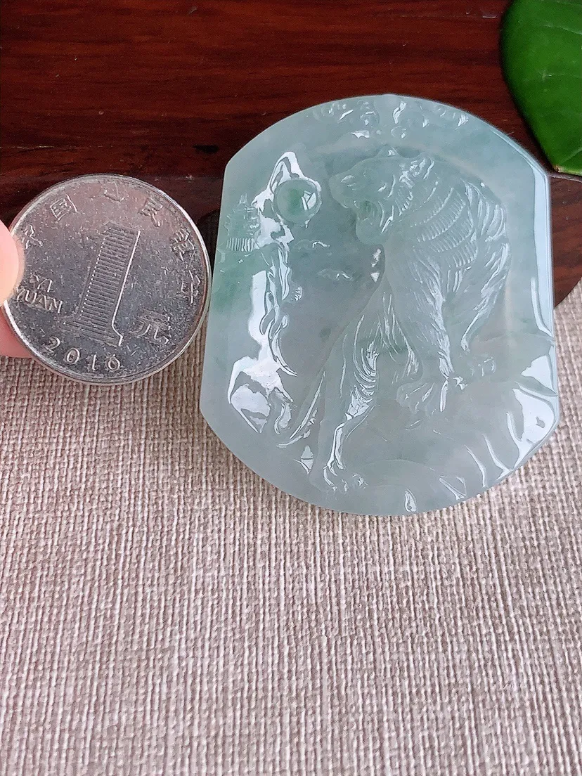 天然A货翡翠飘花生肖虎吊坠尺寸49.8×42×5.2m量27.96g 0608