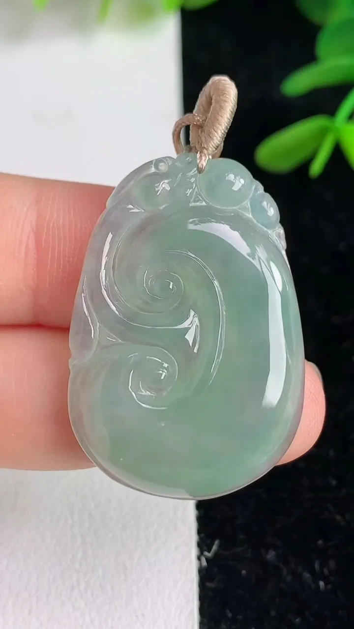 天然A货翡翠如意吊坠，尺寸33.3-23-4.8，重量:7.26g
6月9日