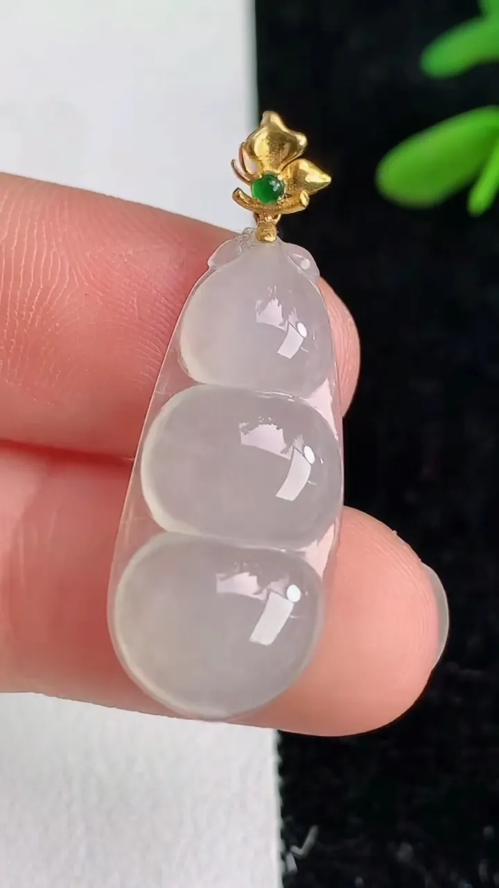 天然A货翡翠福豆吊坠，尺寸25.2-12.6-3.8，重量:2.12g
6月9日