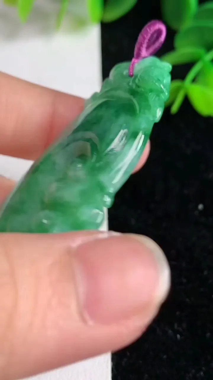 天然A货翡翠如意吊坠，尺寸56.2-24.3-6，重量:15.74g
6月9日