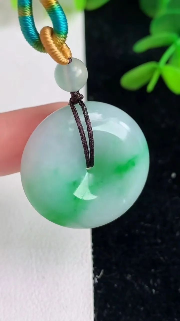 天然A货翡翠平安扣吊坠 ，尺寸27-7.4，重量:14.21g
6月9日