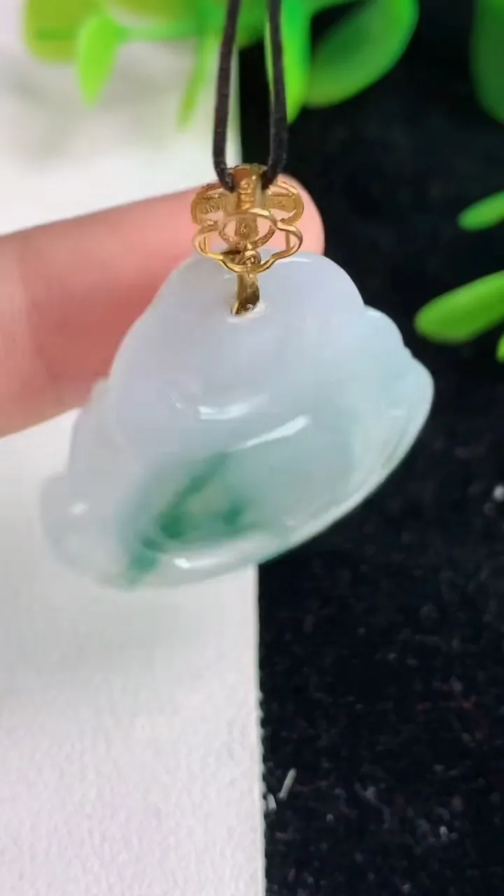 天然A货翡翠k金飘花佛公吊坠，尺寸2892-30-6.5，重量:8.66g
6月9日