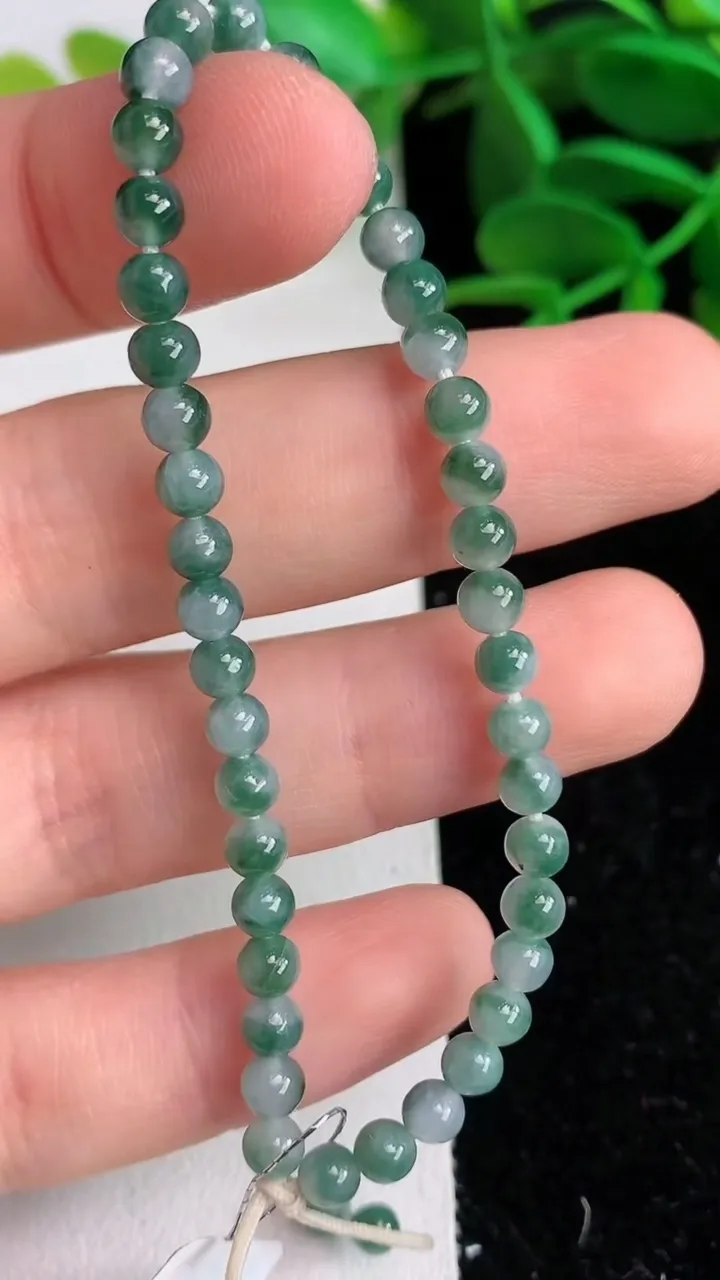 天然A货翡翠 飘花小米珠手串，尺寸4，重量:5.02g6月10日
工厂直销收藏佳品,种好水足，色泽均匀，有种有色，上手高大气！