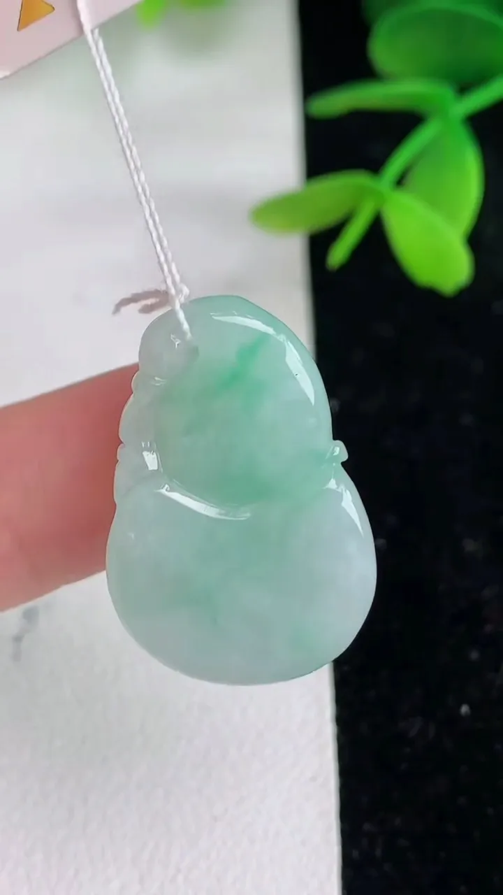 天然A货翡翠葫芦吊坠，尺寸25.3-17-6，重量:5.34g
6月10日