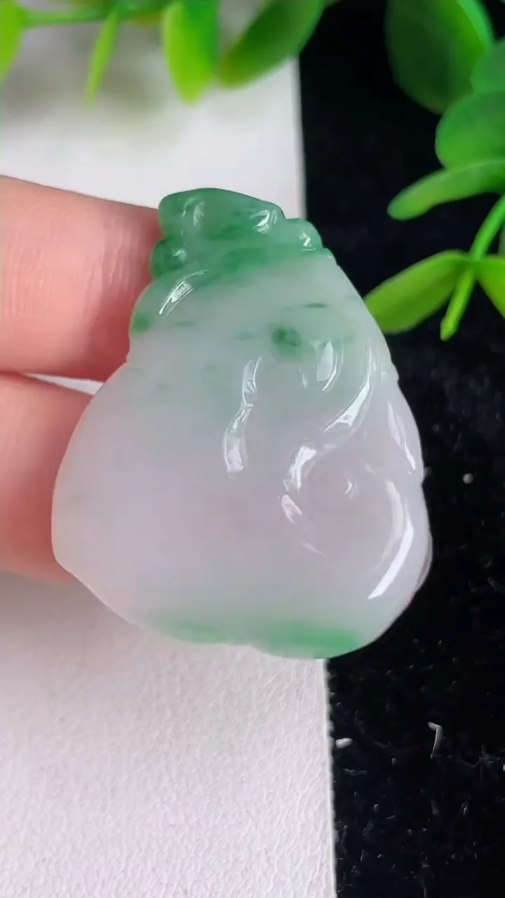 天然A货翡翠如意吊坠，尺寸39-29-4.2，重:9.50g
6月10日