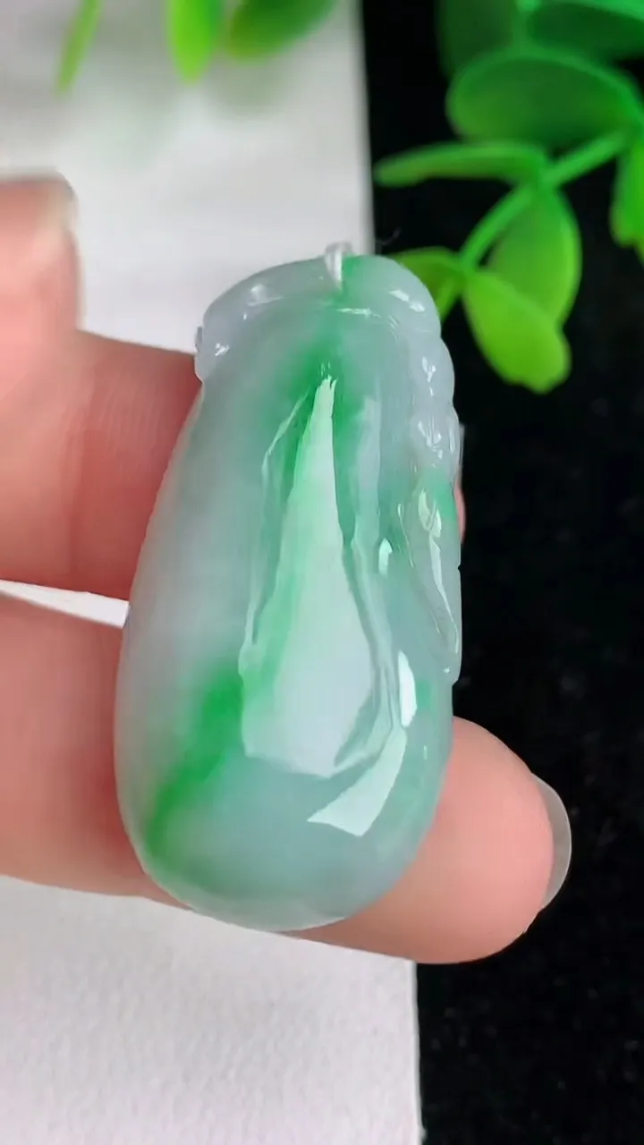 天然A货翡翠福瓜吊坠 ，尺寸37.6-17.5-8，重量:10.68g
6月10日