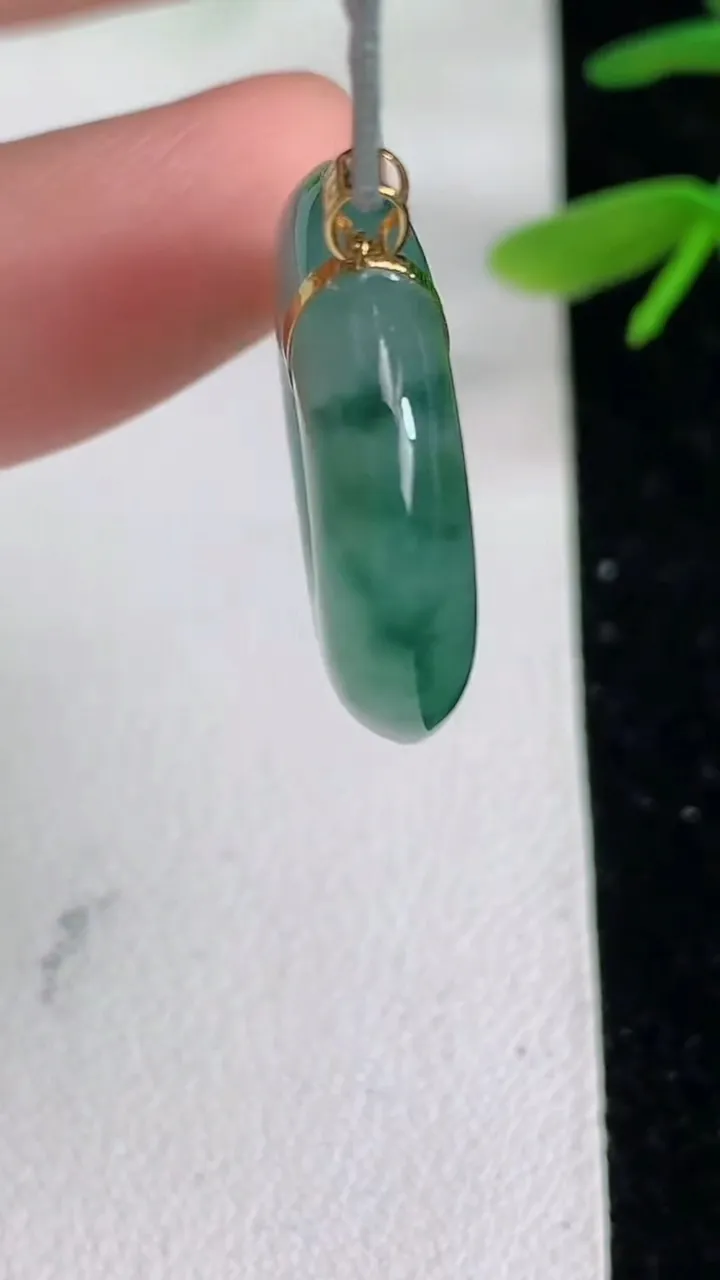 天然A货翡翠k金飘花平安扣吊坠，尺寸21-5.4，重量:5.49g
6月10日