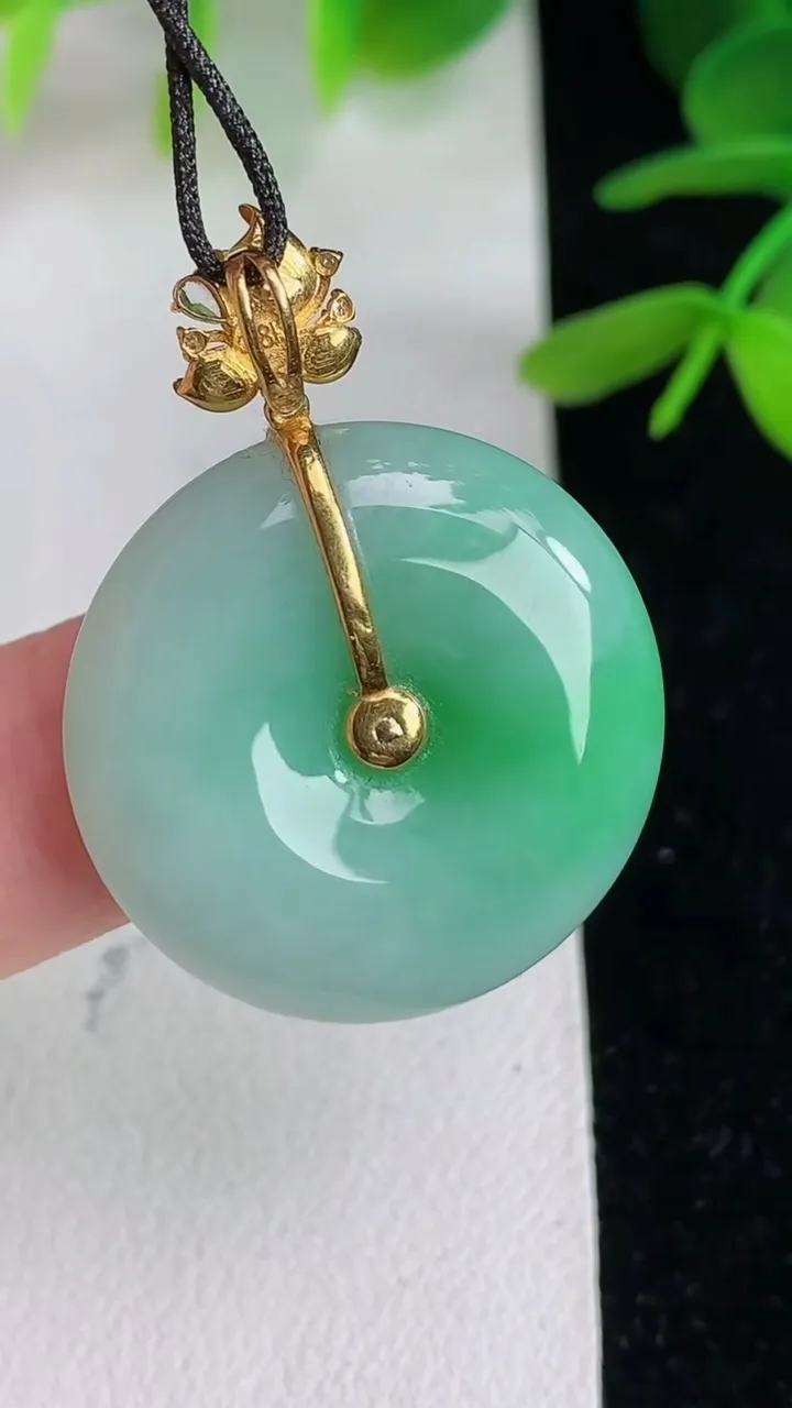 天然A货翡翠平安扣吊坠 ，尺寸24.8-5.7，重量:8.05g
6月10日
