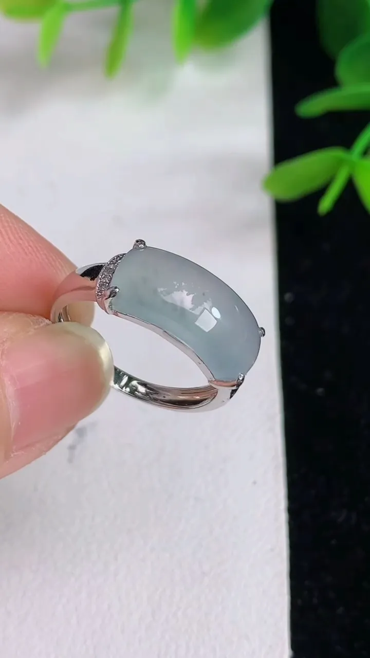 天然A货翡翠飘花马鞍戒指，尺寸18-6.8-15，重:3.00g2025年6月10日
工厂直销收藏佳