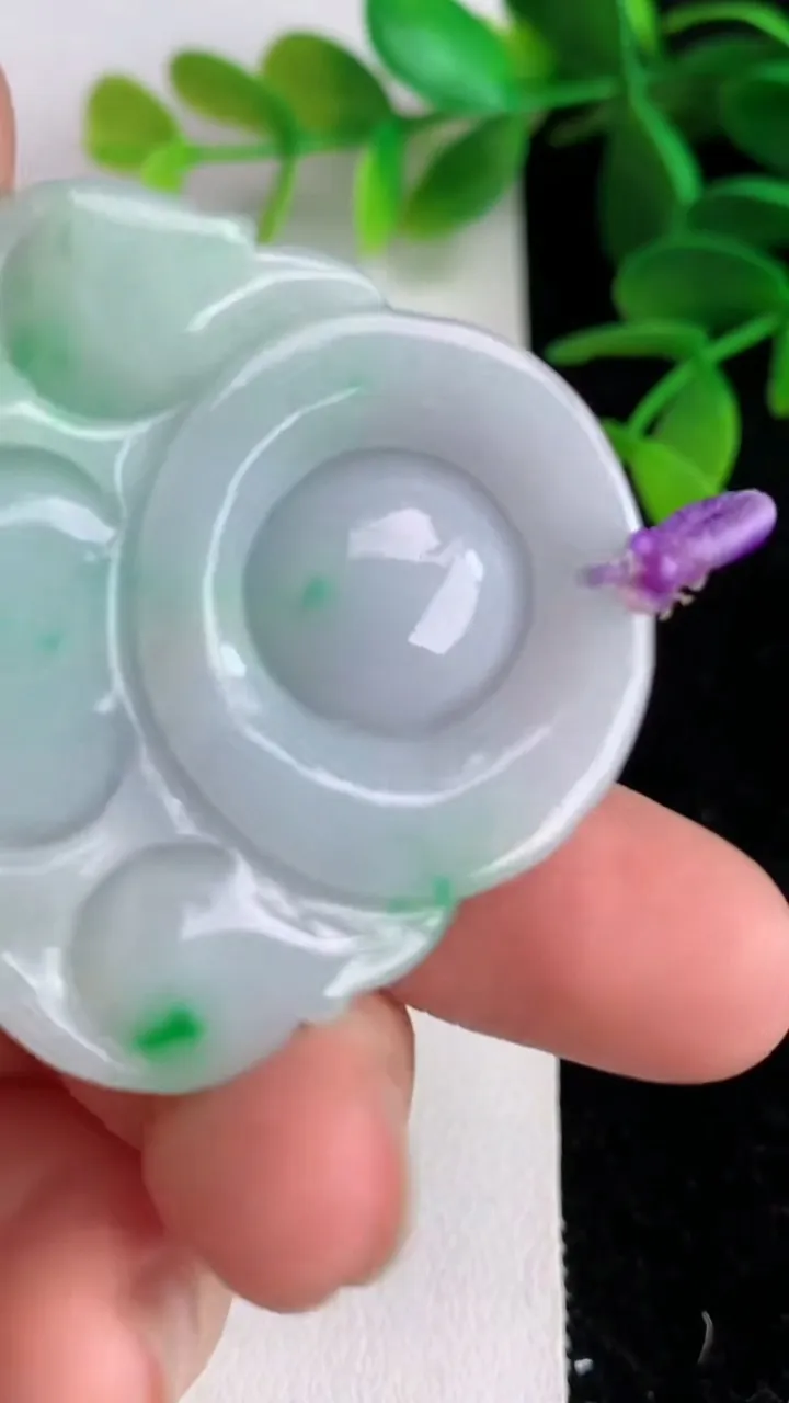 天然A货翡翠春带彩紫罗兰佛公吊坠 ，尺寸38.6-42-13，重量:31.49g
6月10日