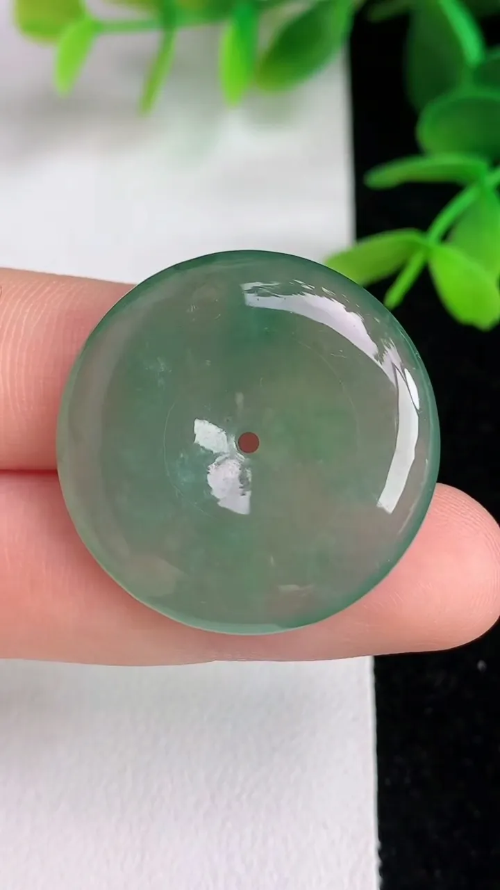 天然A货翡翠平安扣吊坠，尺寸28-5，重量:8.46g
6月10日