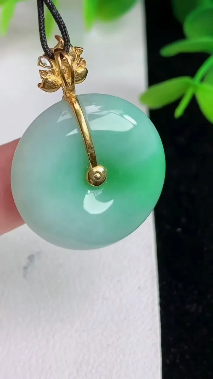 天然A货翡翠平安扣吊坠 ，尺寸24.8-5.7，重量:8.05g
6月10日