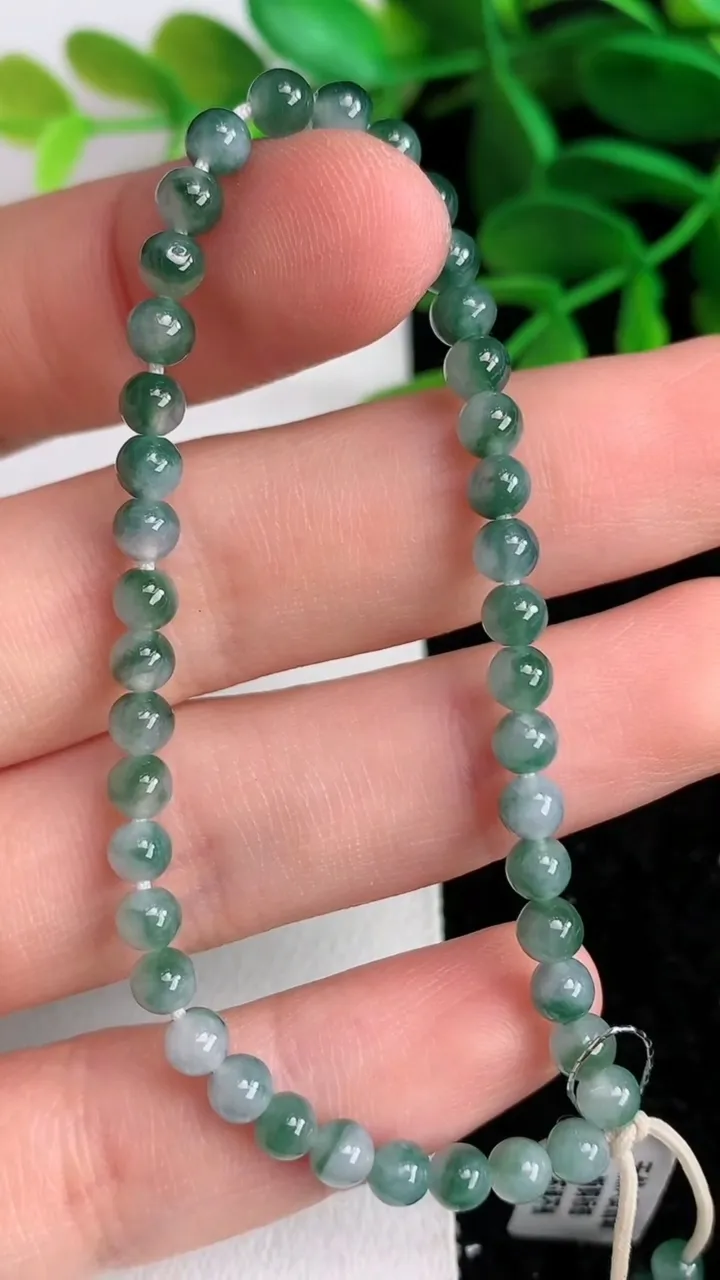 天然A货翡翠 飘花小米珠手串，尺寸4，重量:5.02g6月10日
工厂直销收藏佳品,种好水足，色泽均匀，有种有色，上手高大气！