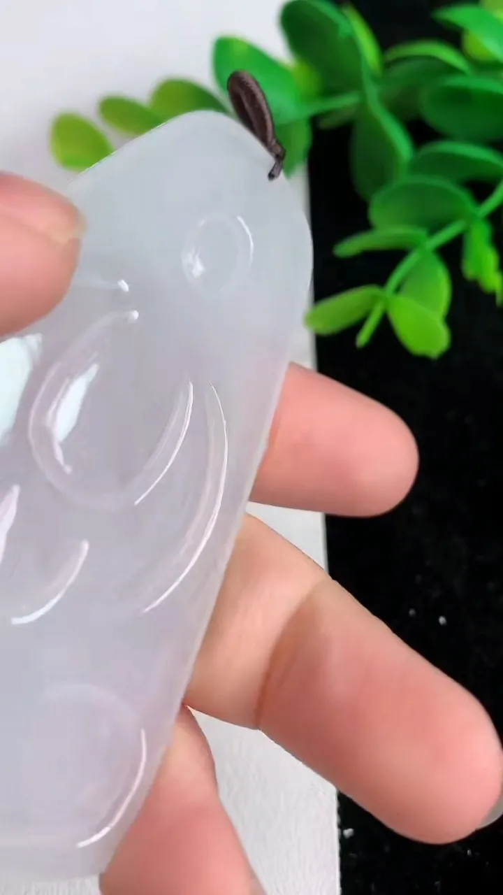 天然A货翡翠观音菩萨吊坠 ，尺寸72-44.4-5.3，重量:36.17g
6月10日