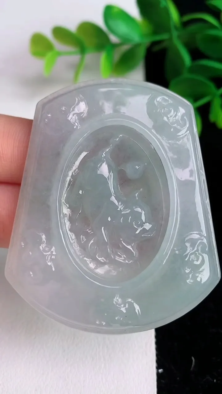 天然A货翡翠飘花生肖猪吊坠 ，尺寸57.2-47.6-6.6，重量:32.54g
6月10日