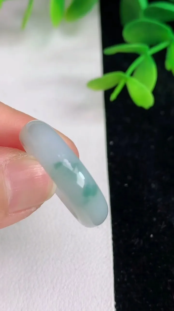 天然A货翡翠 飘花戒指指环，尺寸19-6-3.3，重量:4.23g2025年6月10日
工厂直销收藏佳品,种好水足，色泽均匀，有种有色，上手高大气！
