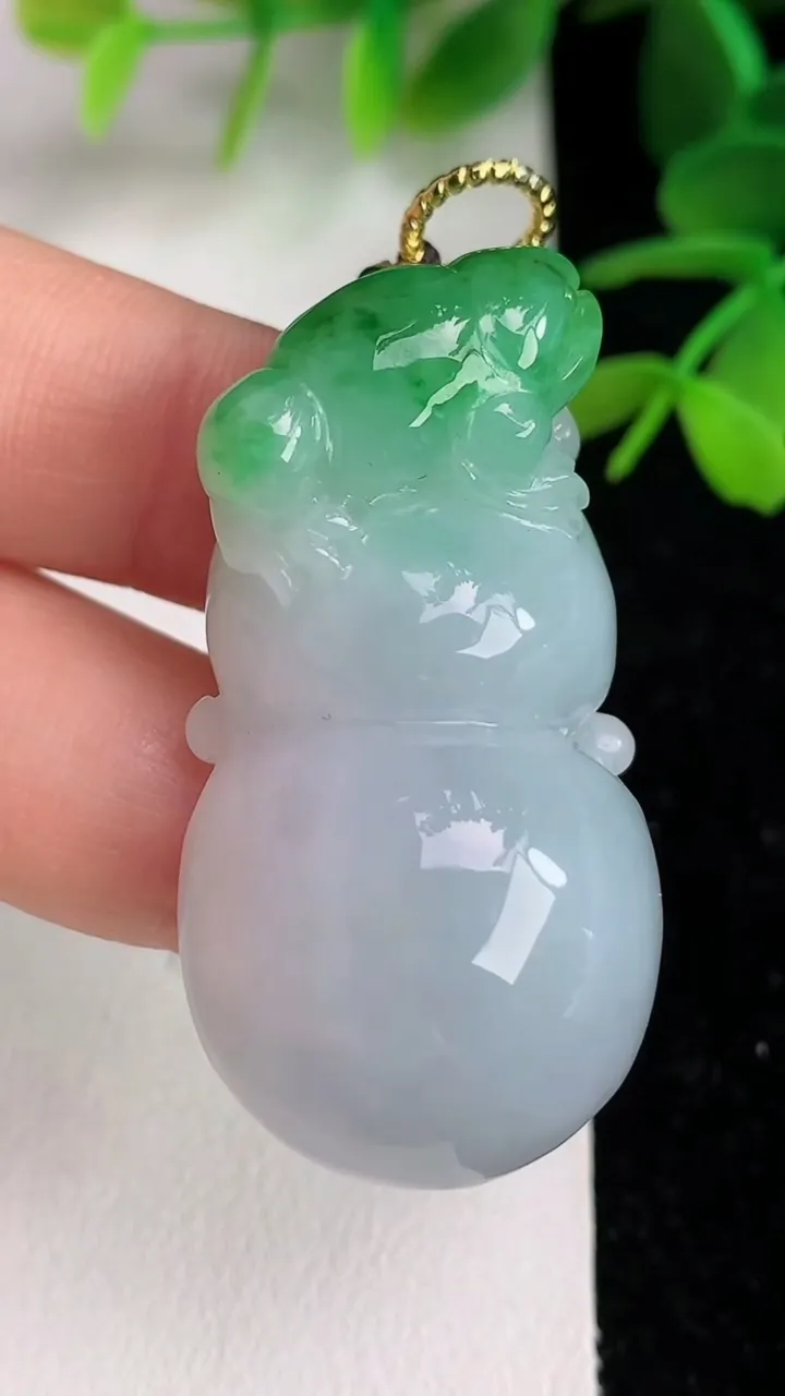 天然A货翡翠葫芦吊坠，尺寸42-23.2-14，重量:27.12g
6月10日
