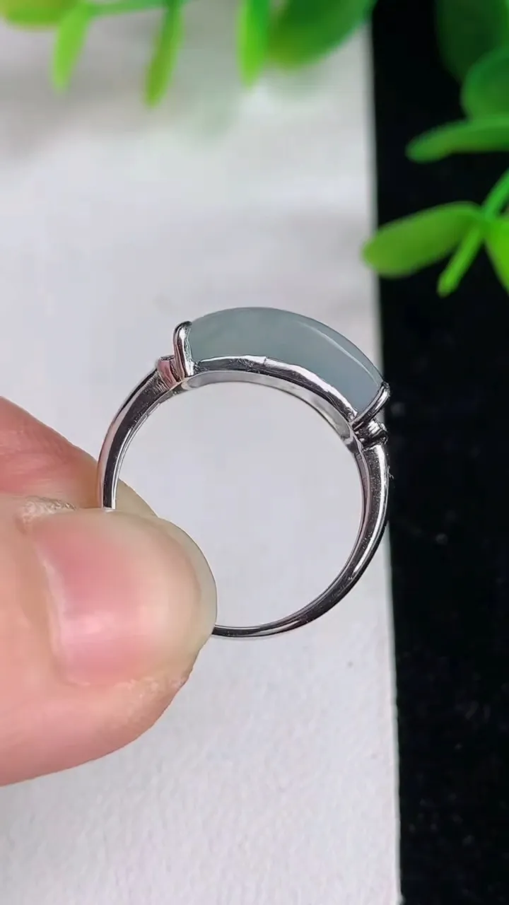 天然A货翡翠飘花马鞍戒指，尺寸18-6.8-15，重:3.00g2025年6月10日
工厂直销收藏佳品,种好水足，色泽均匀，有种有色，上手高大气！