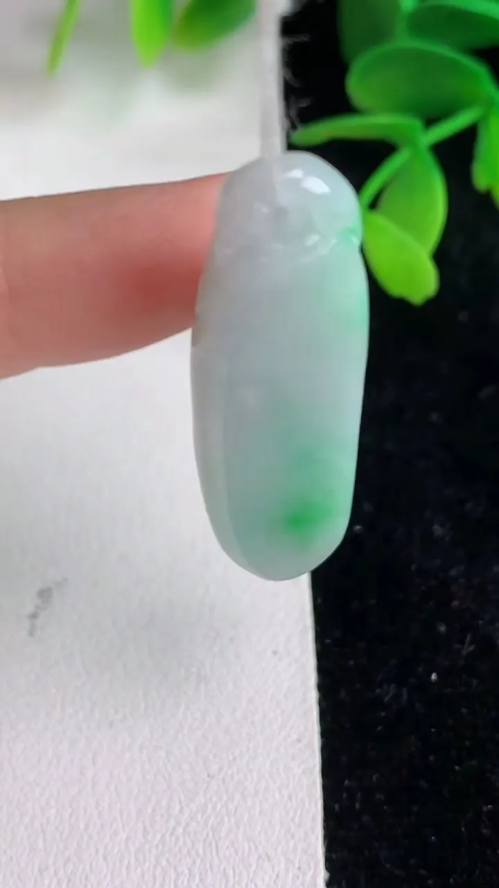 天然A货翡翠福瓜吊坠，尺寸40.8-12.4-9.3，重量:10.65g
6月10日
