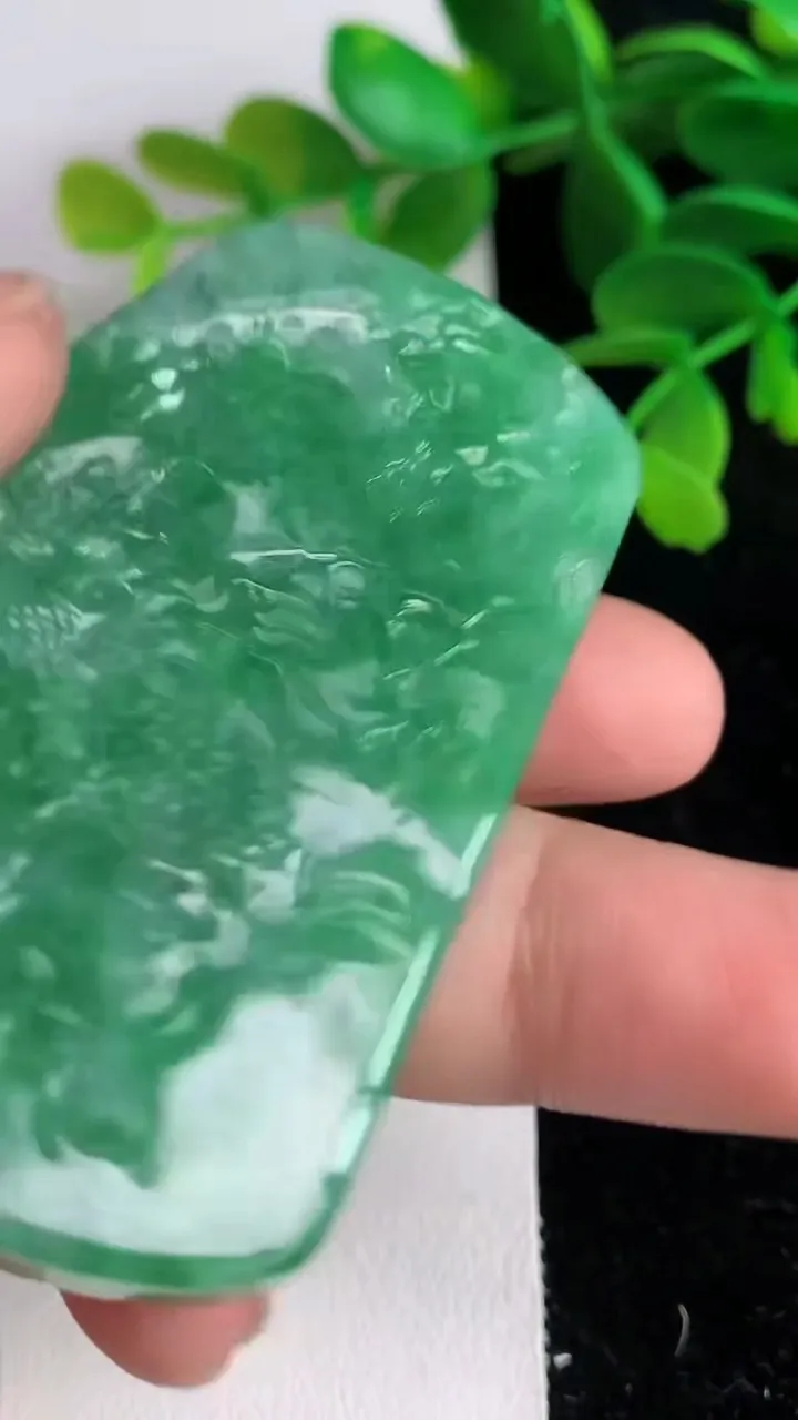 天然A货翡翠山水牌吊坠，尺寸62-41-11，重量:60.14g
6月10日