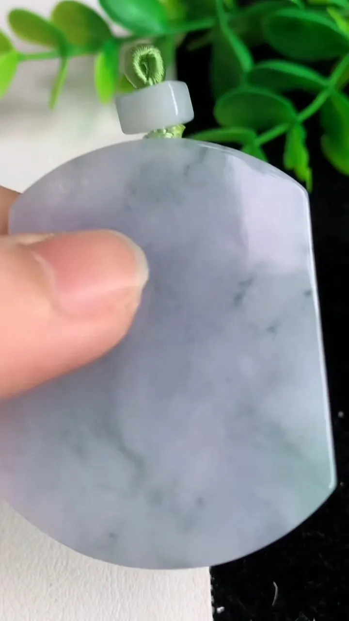 天然A货翡翠紫罗兰飘花无事牌吊坠 ，尺寸49.8-38.5-5，重量:28.62g
6月10日