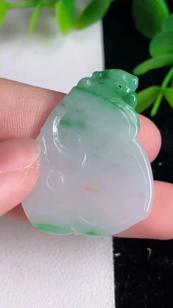 天然A货翡翠如意吊坠，尺寸39-29-4.2，重:9.50g
6月10日