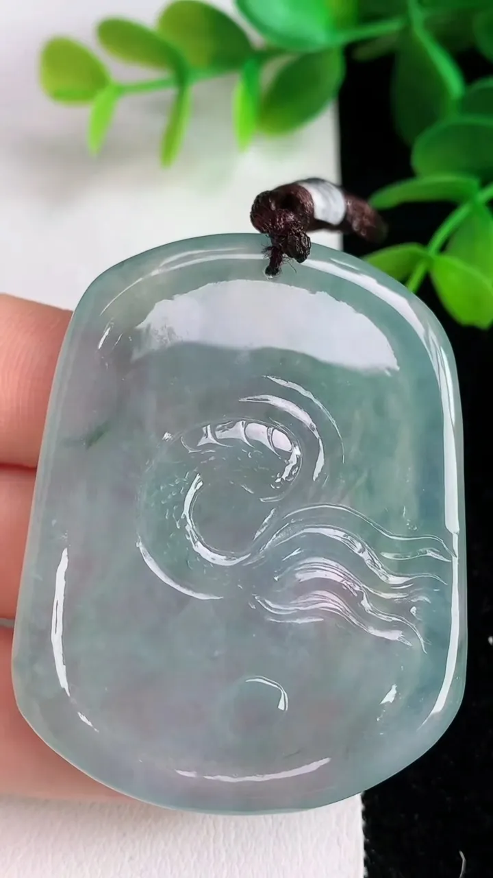 天然A货翡翠飘花龙牌吊坠，尺寸52.5-39.3-5，重:26.99g
6月10日