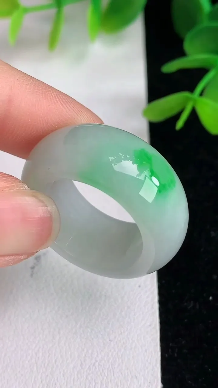 天然A货翡翠戒指指环 ，尺寸20.5-12.4-5，重量:16.53g2025年6月10日
工厂直销收藏佳品,种好水足，色泽均匀，有种有色，上手高大气！