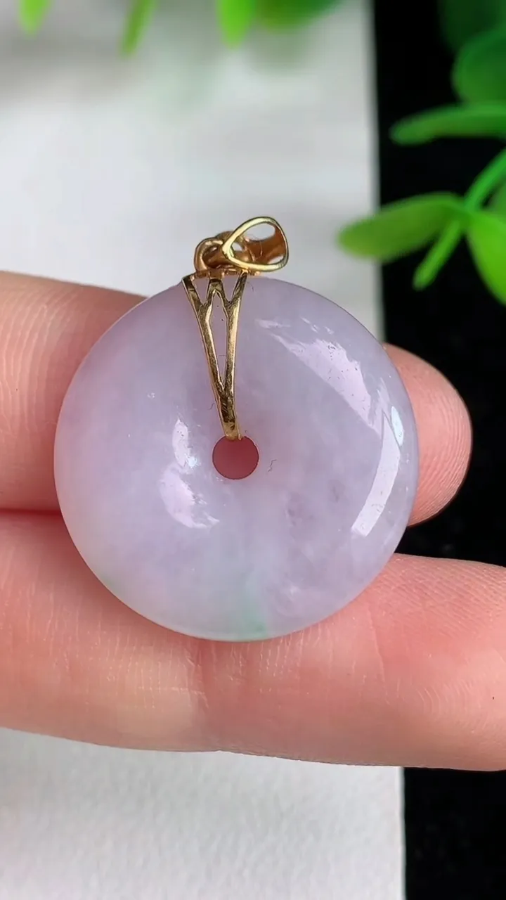 天然A货翡翠k金春带彩紫罗兰平安扣吊坠，尺寸23-5.2，重量:6.40g
6月10日