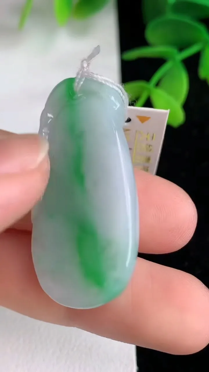 天然A货翡翠福瓜吊坠 ，尺寸37.6-17.5-8，重量:10.68g
6月10日