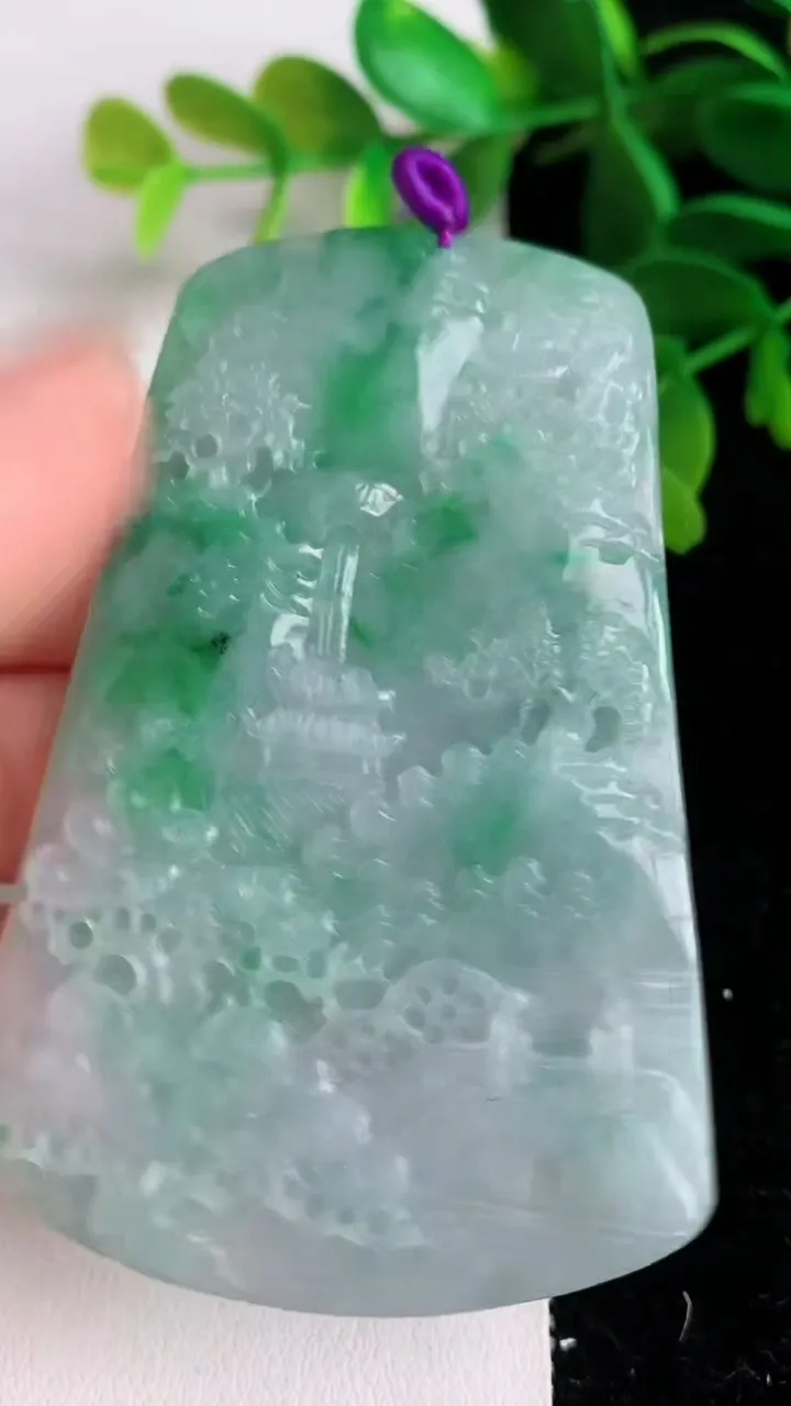 天然A货翡翠山水牌吊坠 ，尺寸70.7-44-5，重量:35.96g
6月10日