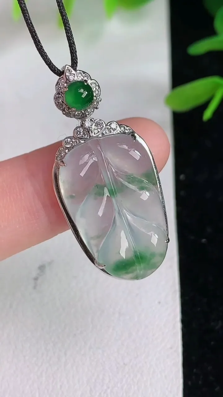 天然A货翡翠飘花金枝玉叶叶子吊坠，尺寸33-14.8-6，20.4-13.6重:3.00g
6月10