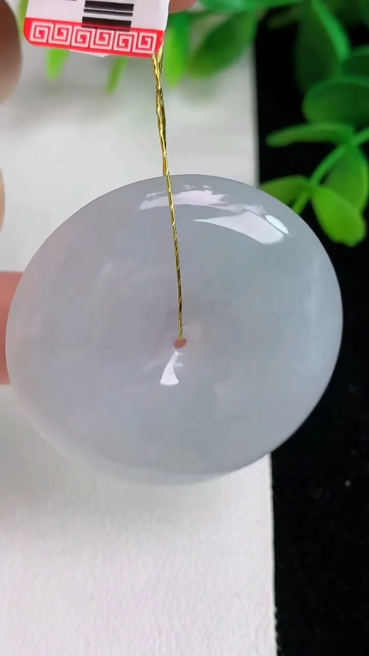 天然A货翡翠 飘花平安扣吊坠，尺寸38.5-6.7，重量:21.39g
6月10日
