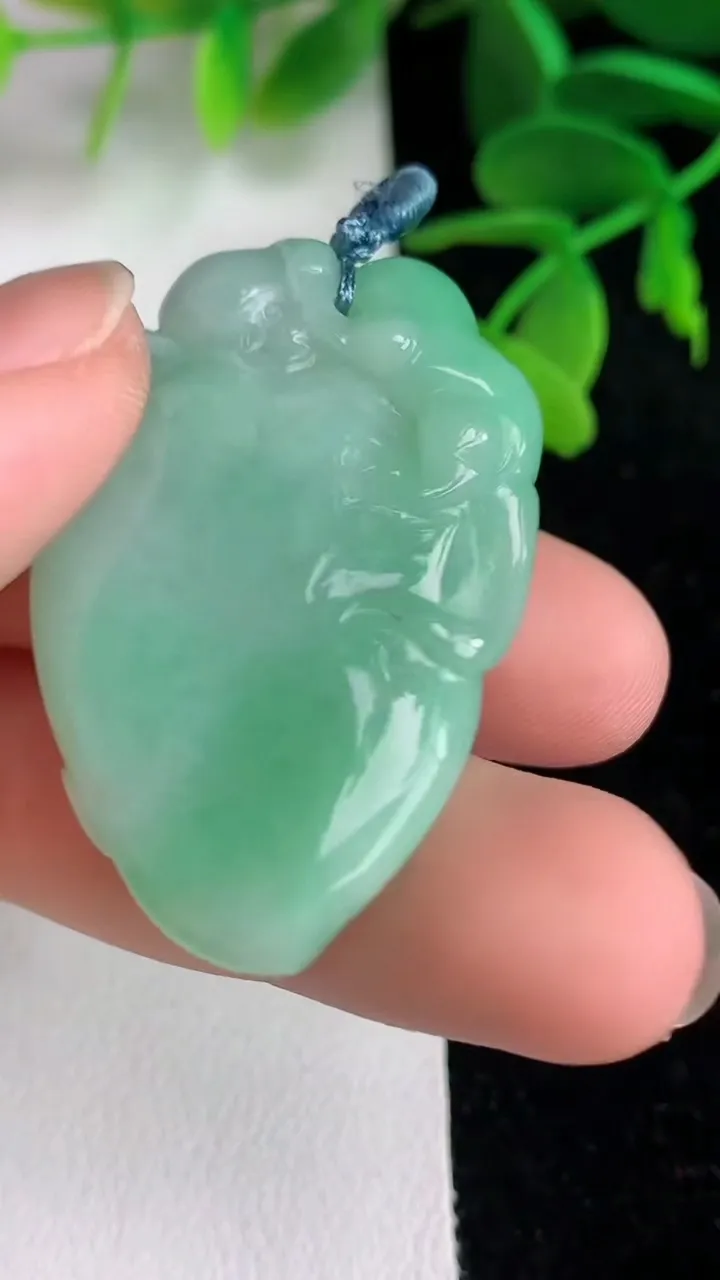 天然A货翡翠寿桃吊坠 ，尺寸40.8-25.8-10.2，重量:20.35g
6月10日