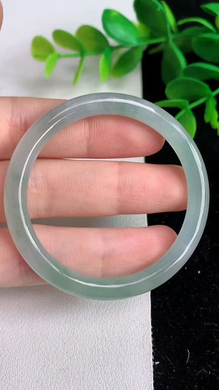 天然A货翡翠飘花平安环吊坠 ，尺寸53.7-5.6，重量:13.32g
6月10日