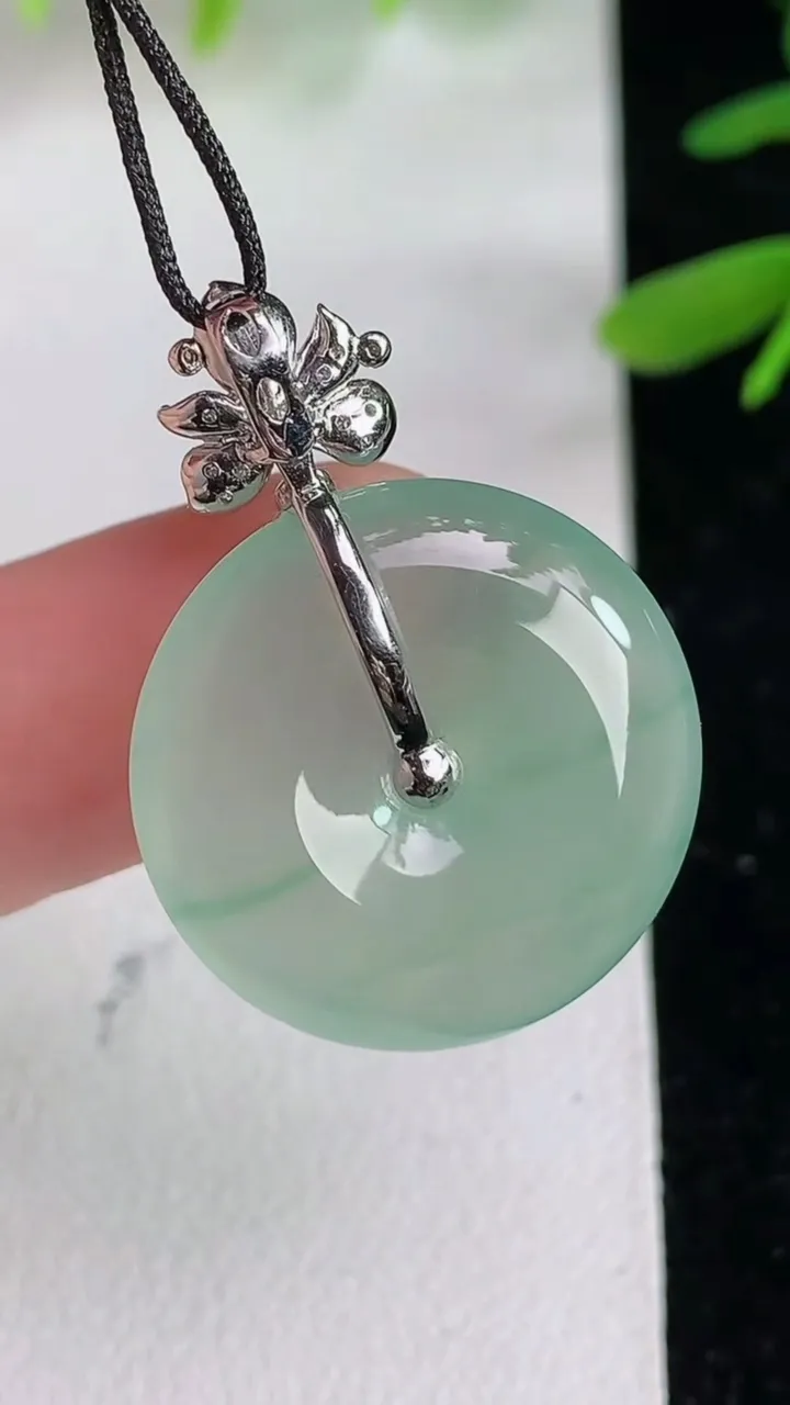 天然A货翡翠平安扣吊坠，尺寸21-5，重:5.24g
6月10日