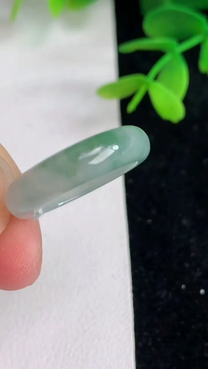 天然A货翡翠飘花戒指指环 ，尺寸18.6-5.4-3，重量:3.38g2025年6月10日
工厂直销收藏佳品,种好水足，色泽均匀，有种有色，上手高大气！
