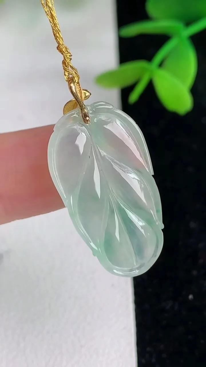 天然A货翡翠金枝玉叶叶子吊坠 ，尺寸23.2-14-3.7，重量:2.58g
6月10日
