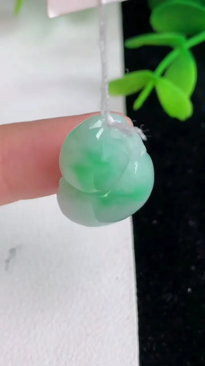 天然A货翡翠葫芦吊坠，尺寸25.3-17-6，重量:5.34g
6月10日