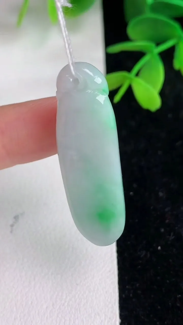 天然A货翡翠福瓜吊坠，尺寸40.8-12.4-9.3，重量:10.65g
6月10日