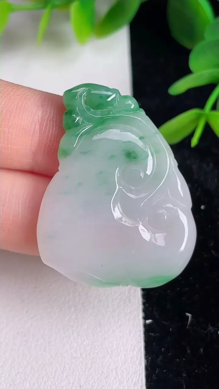 天然A货翡翠如意吊坠，尺寸39-29-4.2，重:9.50g
6月10日