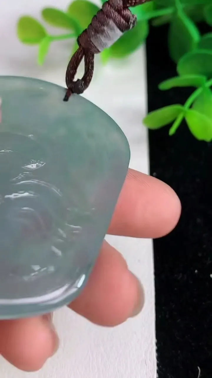天然A货翡翠飘花龙牌吊坠，尺寸52.5-39.3-5，重:26.99g
6月10日