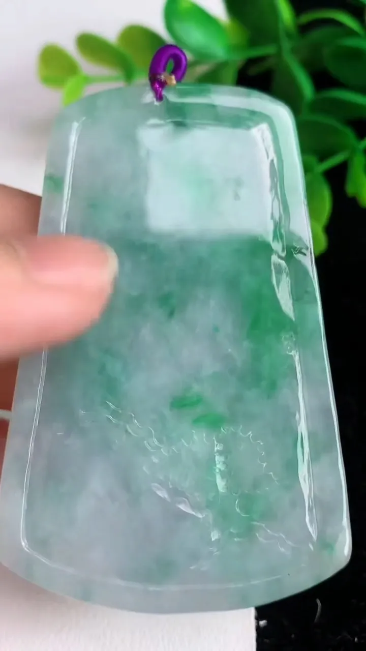 天然A货翡翠山水牌吊坠 ，尺寸70.7-44-5，重量:35.96g
6月10日