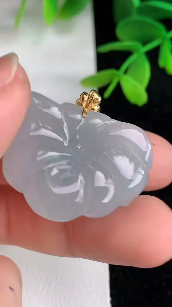 天然A货翡翠18k金飘花花开富贵吊坠 ，尺寸21.6-30.8-8.5，重量:11.04g
6月10日