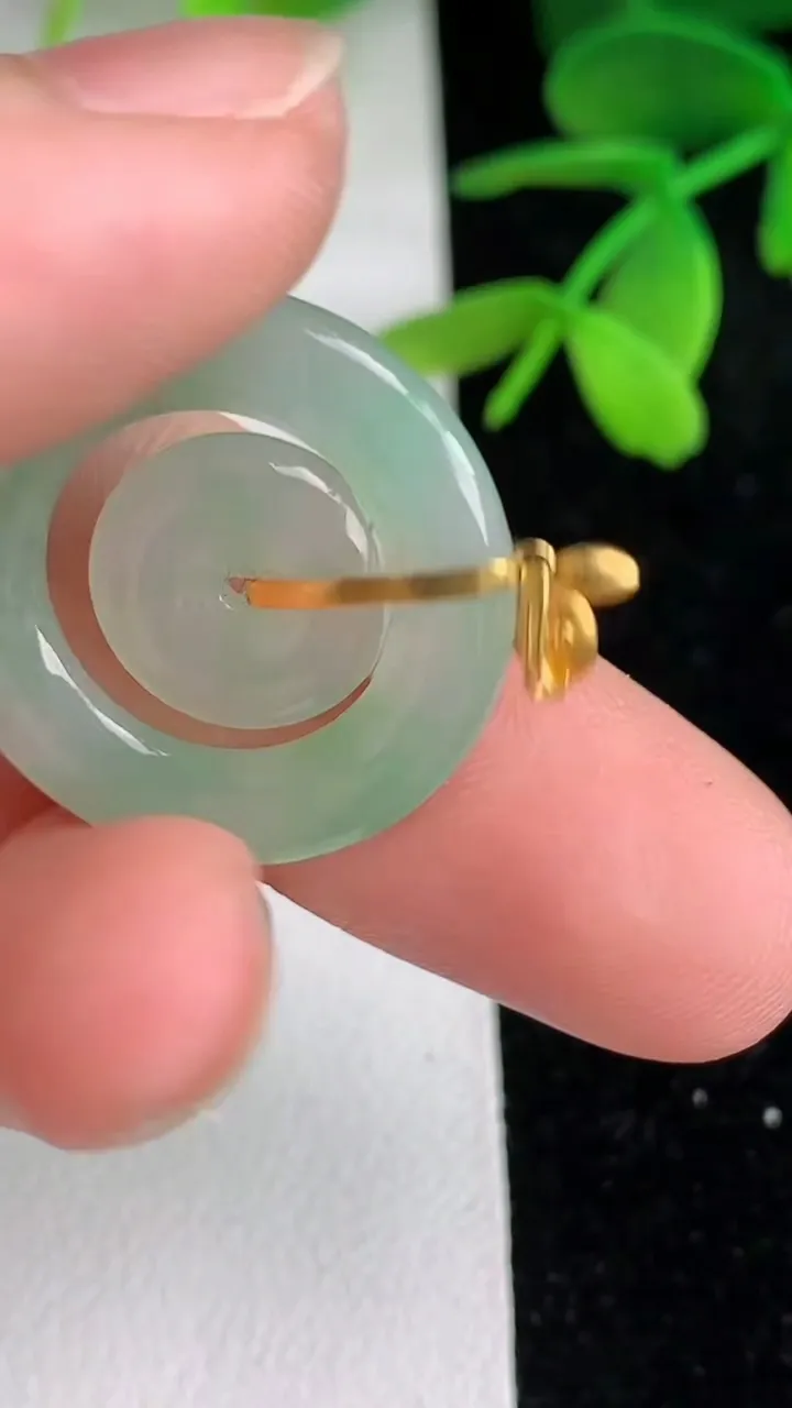 天然A货翡翠母子平安扣吊坠 ，尺寸23.4-3，重量:3.64g
6月10日
